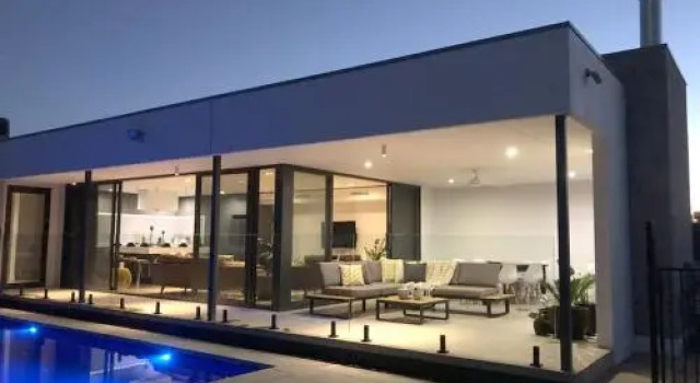 The Sinatra Holiday House in Mulwala - 10 individual beds, Забронировать Отель Отели Малуола с бассейном, Бассейн