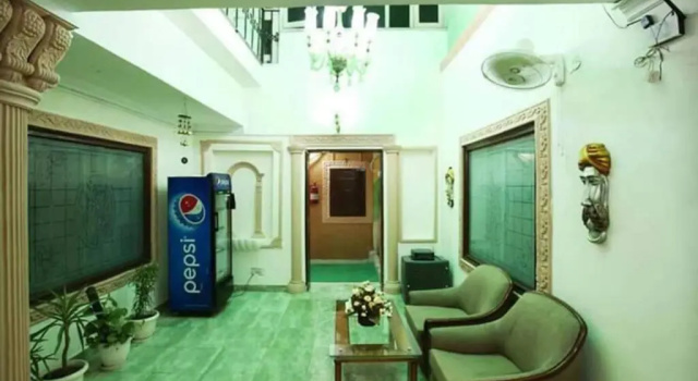 Hotel Pukhraj, Book Hotel Hoteller i Chandigarh Region med parkering, Parkering