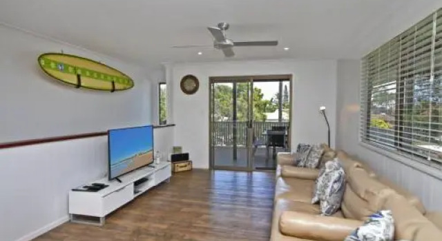 Red Door Beach House - Marcoola Beach - PET FRIENDLY, FOXTEL, WIFI, 500 BOND, Linen Supplied, Prenota Hotel Hotel a Queensland con parcheggio, Parcheggio