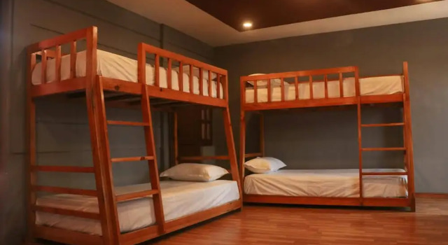 Кровать в общем номере Harrys Home