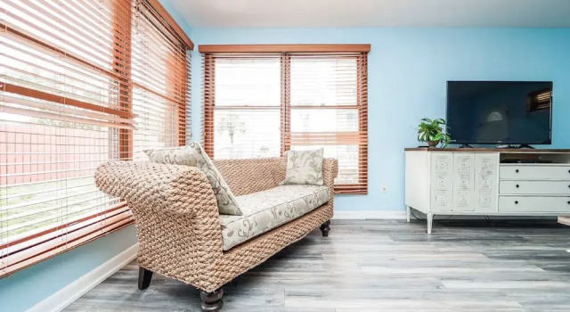 Beach House - Spyglass, Book Feriehus Hoteller i Lower Grand Lagoon med parkering, Parkering