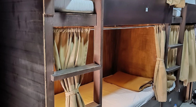Кровать в общем номере ASRA DORMITORY For Male And Female