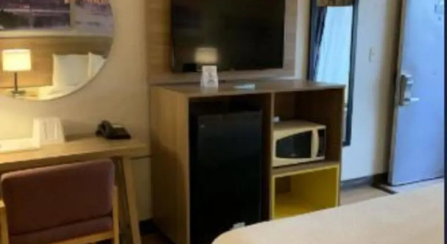 Трёхместный номер Standard Days Inn by Wyndham Louisville Airport Fair and Expo Center