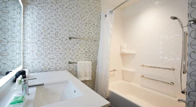 Четырёхместный номер Standard Holiday Inn Louisville Downtown by IHG