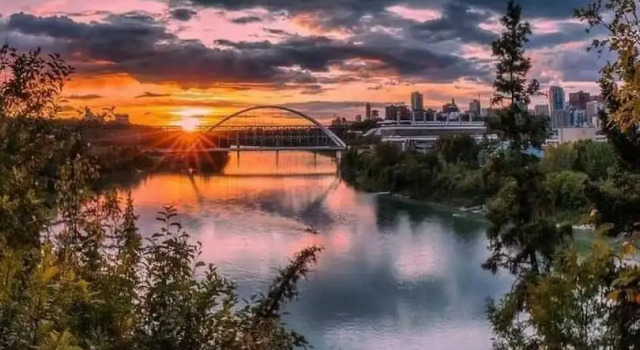 Апартаменты с 3 комнатами Luxurious Large 3 Bedroom Loft Saskatchewan Drive