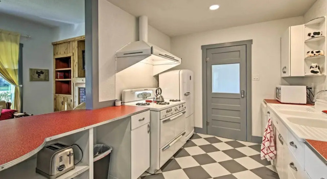 Коттедж Remodeled Retro Home w/ Deck, Walk to Main Street!