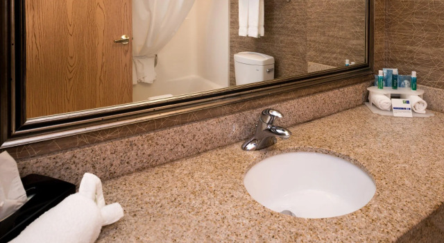 Четырёхместный номер Standard Holiday Inn Express & Suites Bucyrus by IHG