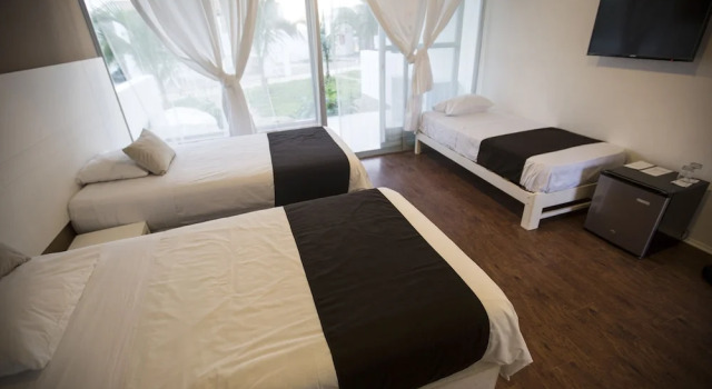 Трёхместный полулюкс с балконом Suites del Mar