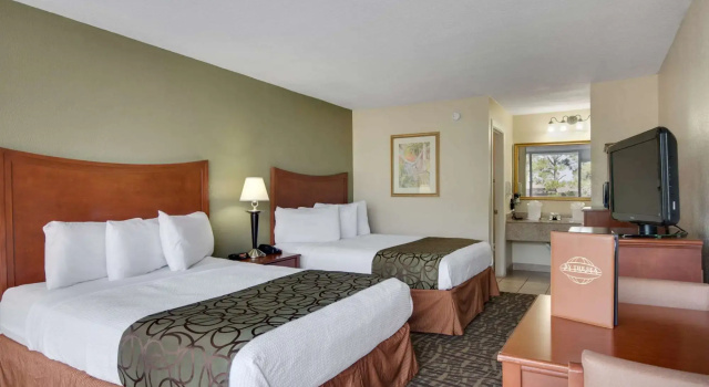 Baymont by Wyndham Panama City Beach, Забронировать Отель Панама-Сити Панхэндл Флорида, рядом с Загородный клуб "Сигнал Хилл"