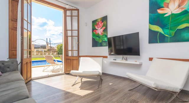 CAN BOMBARDA - Wonderful town house in the center of the island and with a private pool. Free WIFI.
