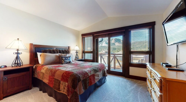 Juniper Crest 7 Private Hot Tub, 2 Car Garage, BBQ, Walk to the Lifts and Mountain Views by RedAwning