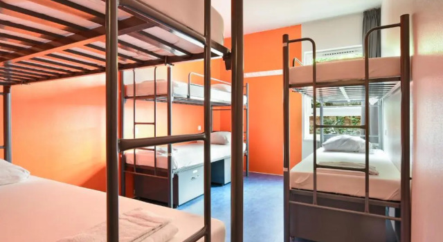 Кровать в общем номере Hans Brinker Hostel Amsterdam