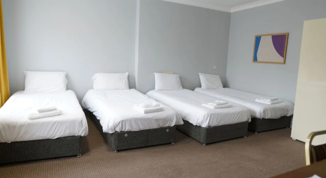 Четырёхместный номер Standard Royal Hotel Kettering