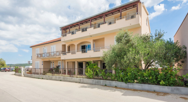 Beachfront Apartment Mira 3