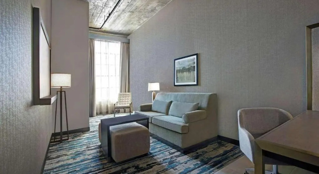Люкс Embassy Suites By Hilton Rockford Riverfront