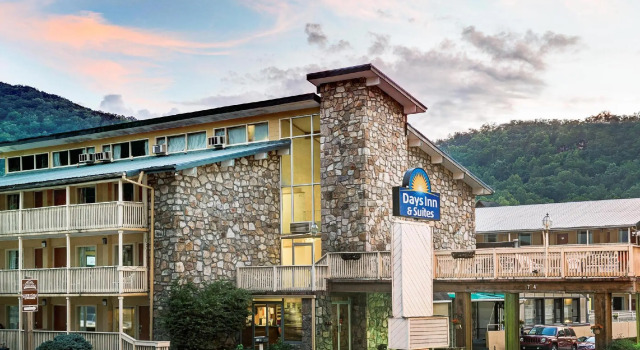 Двухместный номер Deluxe с балконом Days Inn & Suites by Wyndham Downtown Gatlinburg Parkway