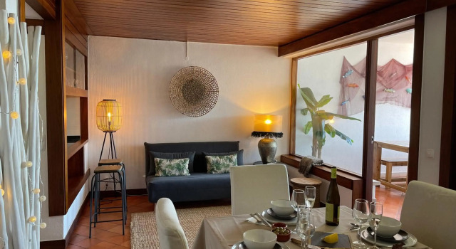 Lovely 2 bedroom with a pool in front of the beach, Rezerwuj Hotel Hotele w Lisbon Region z parkingiem, Parking