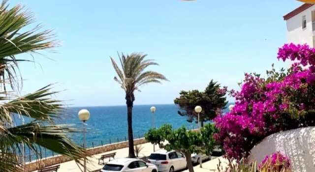 Villa Jo - stunning front line beach house., Забронировать Вилла Отели El Baix Ebre с бассейном, Бассейн
