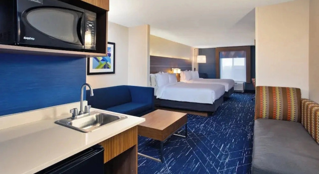 Шестиместный люкс Holiday Inn Express Hotel & Suites Auburn Hills by IHG