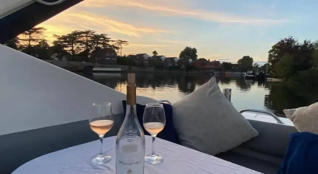 Romantic 3beds Yacht Escape on Thames, Rezervați Hotel Staines Surrey