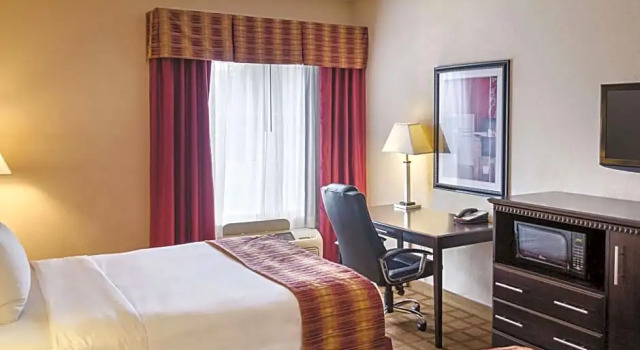 Четырёхместный номер Deluxe La Quinta by Wyndham Mobile Satsuma / Saraland