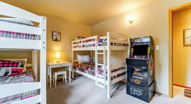 Коттедж Home w/ Deck + Access to Tahoe Donner Amenities!