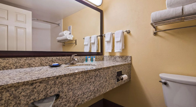 Четырёхместный номер Standard Best Western Louisville East Inn & Suites