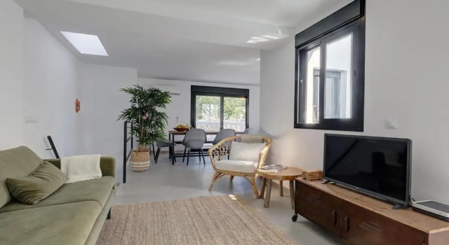 Renovated townhouse San Roque 91, Забронировать Отель Отели Эстепона с парковкой, рядом с Палеонтологический музей, Парковка