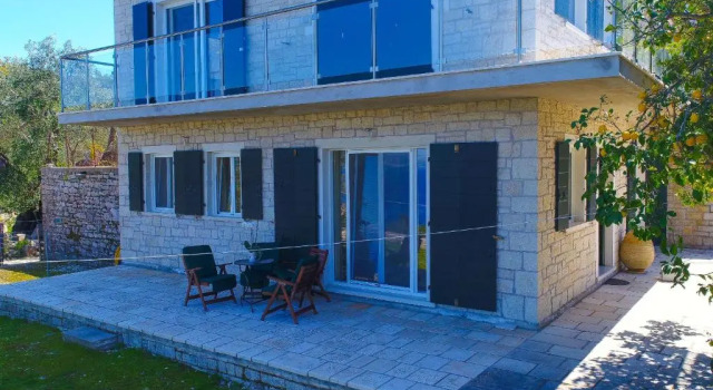 Villa Lemonita: Brand new, sea views, WiFi, near Loggos