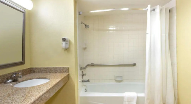 Номер Standard Days Inn by Wyndham Lebanon