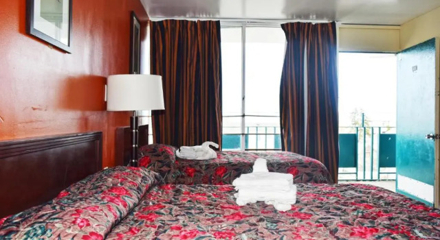 Четырёхместный номер Standard Skyview Manor Motel
