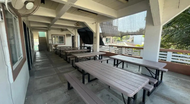 Кровать в общем номере Seabreeze Beach Lodge