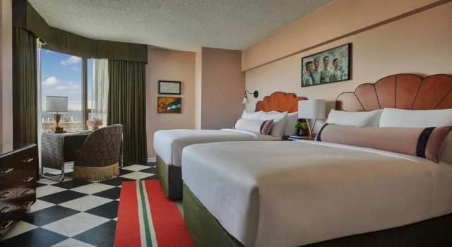 Четырёхместный номер Standard с красивым видом из окна Graduate by Hilton Seattle