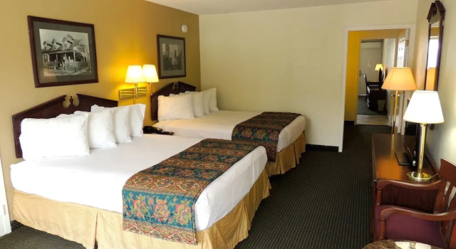 Carmel Inn & Suites