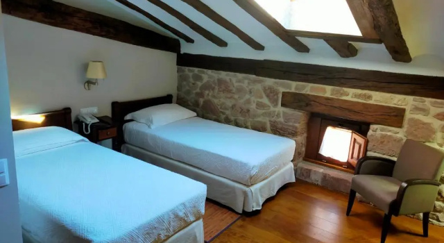 Standard Twin Attic room Hotel Rural LATORRIÉN DE ANE