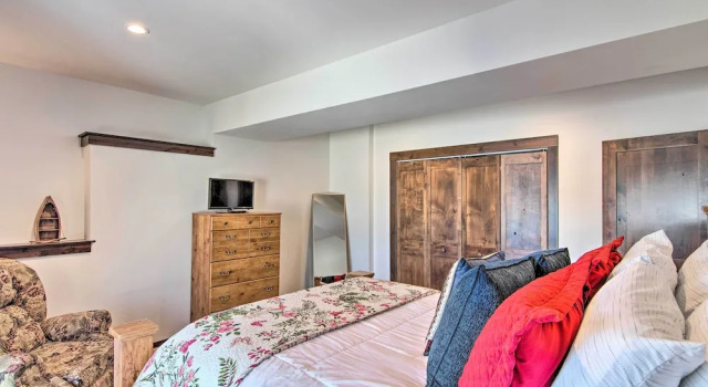 Spacious Big Sky Home with Hot Tub and Grill, Buchen Sie Ferienhaus Hotels in Montana mit Pool, Schwimmbad