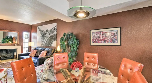 Golf Course Views, Hot Tub Access: Phoenix Home!, Забронировать Апартаменты/квартира Финикс Phoenix Metropolitan Area, рядом с Особняк Ригли