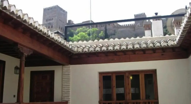White Nest Hostel, Забронировать Хостел Гранада Granada Province, рядом с Музей народных традиций и искусств Los Tiros de Granada