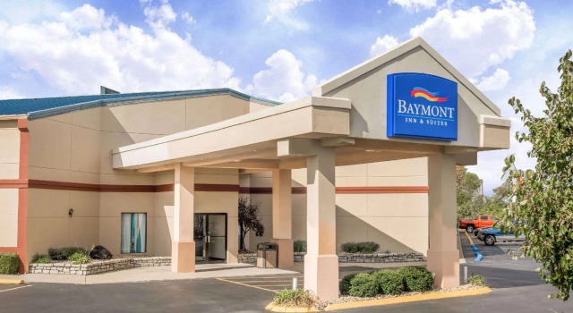 Кровать в общем номере Baymont by Wyndham Greensburg