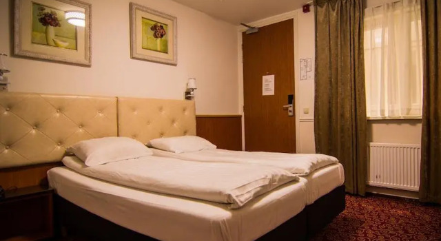 Кровать в общем номере Amsterdam Downtown Hotel
