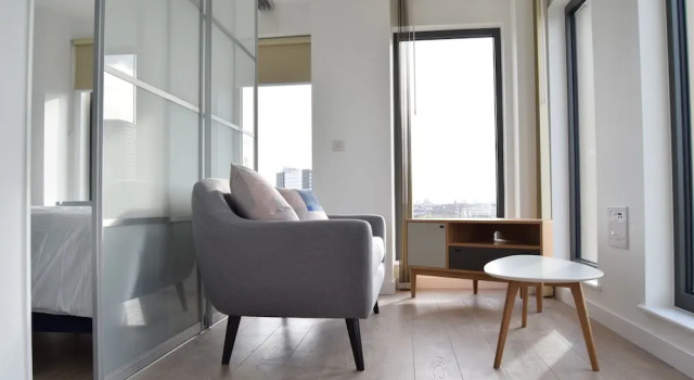 Modern 1 Bedroom Apartment With Views in Stratford