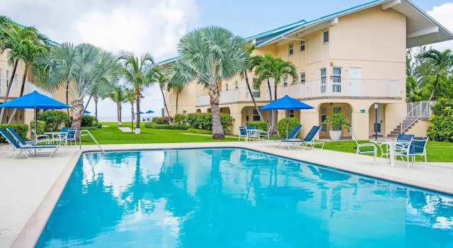Апартаменты Enjoy Sunsets at Fully Equipped Condo at the Beach