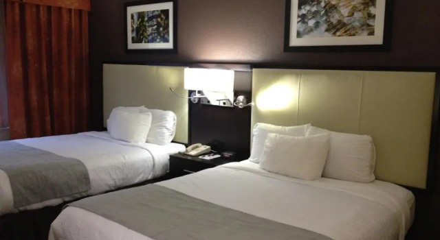 Четырёхместный номер Deluxe Cherokee Grand Hotel