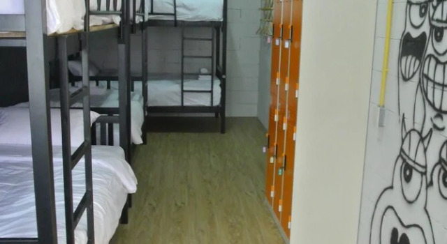 Кровать в общем номере с балконом Norn Nung Len Cafe & Hostel