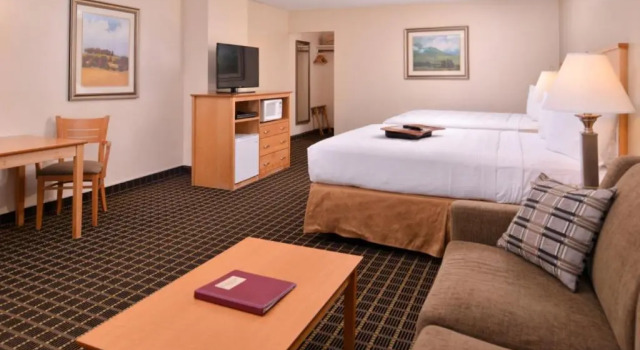 Люкс Deluxe Campus Inn & Suites Eugene Downtown