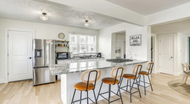 Коттедж Serene South Haven Retreat w/ Deck: 1 Mi to Dtwn!