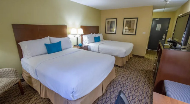 Четырёхместный номер Premium Holiday Inn Bloomington Airport South Mall Area by IHG