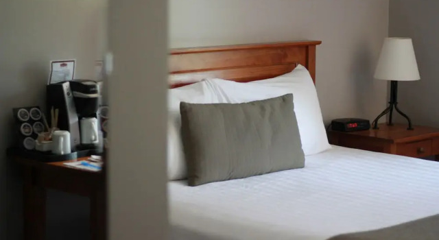 Трёхместный номер Standard с красивым видом из окна Howe Sound Inn & Brewing Company