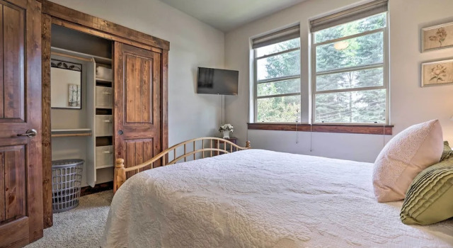Chic House w/ Patio: 2 Blocks to Payette Lake!, Забронировать Отель Отели Мак-Колл с парковкой, рядом с McCall Golf Club, Парковка