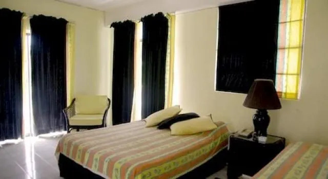 Evergreen Hotel, Buchen Sie Hotel Hotels & Unterkünfte in Pointe Michel, Hotel